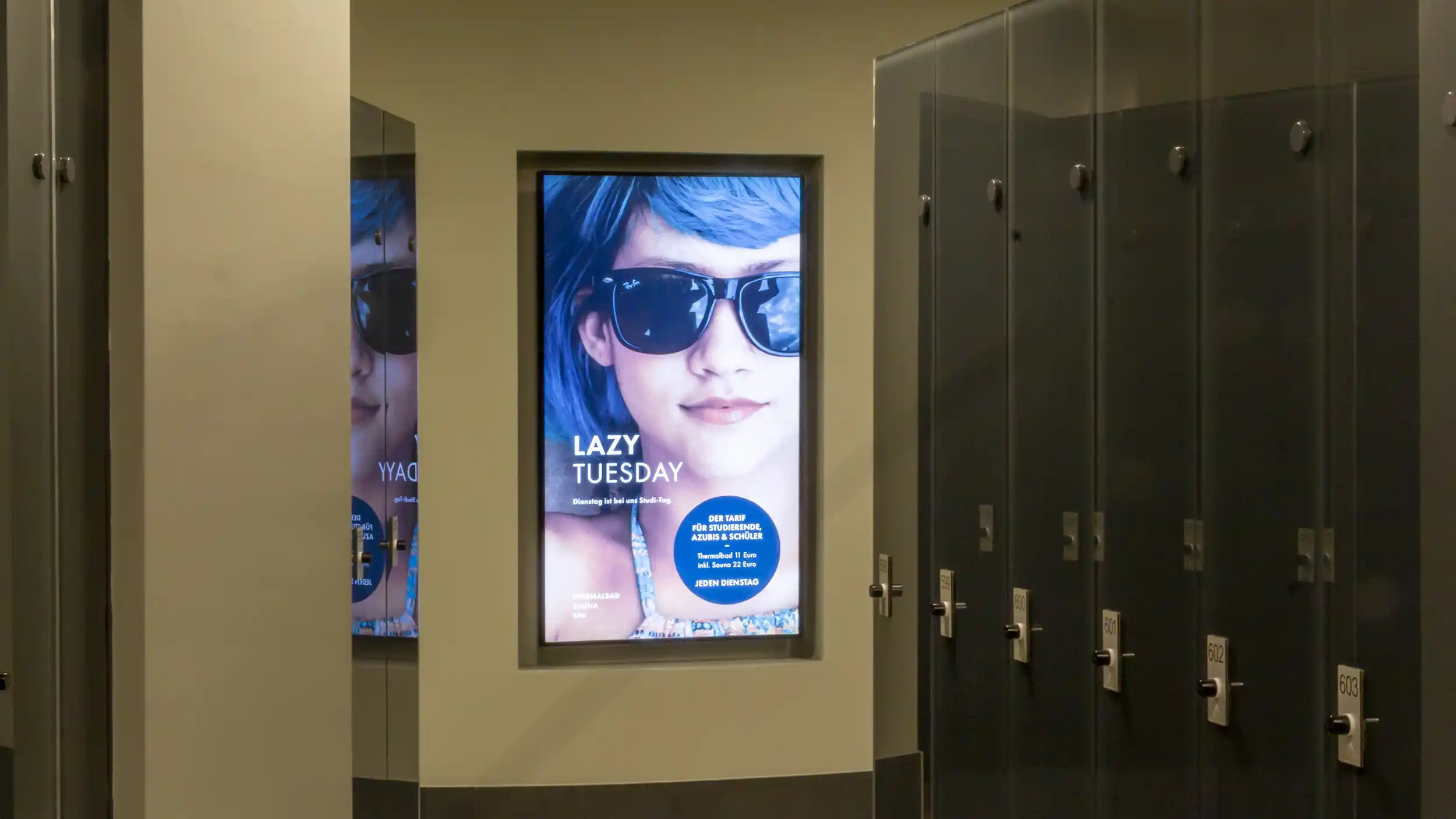 Digitales Plakat mit einer jungen Frau mit blauen Haaren und Sonnenbrille in einem Umkleideraum mit Spinden.