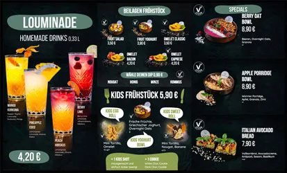 Getränkekarte mit hausgemachten Louminade-Drinks mit Mango, Orange, Ananas, Kokos und Himbeergeschmack sowie Kinderfrühstück und Frühstücksbeilagen.