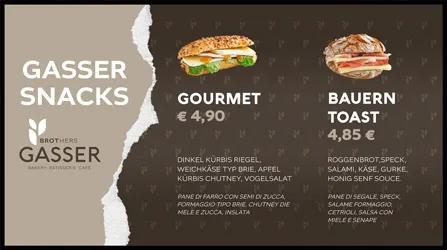 Werbetafel zeigt zwei Snacks von Gasser: Gourmet mit Dinkel Kürbis Riegel, Weichkäse, Apfel und Kürbis Chutney für 4,90 €, Bauern Toast mit Roggenbrot, Speck, Salami, Käse, Gurke und Honig-Senf-Soße für 4,85 €.