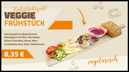 Vegetarisches Frühstück mit Käse, Naturjoghurt mit Obst, Marmelade, Kräuterfrischkäse, Butter, Gemüse und Mehrkornbrötchen auf Holzbrett.