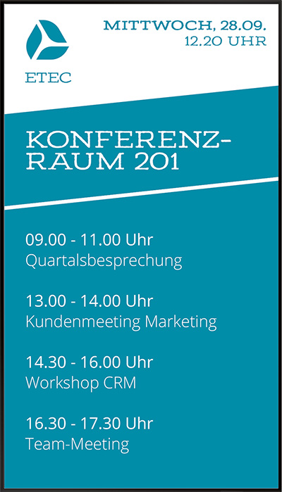 Schild mit dem Logo von ETEC und der Aufschrift Konferenzraum 201 mit Terminplan für Mittwoch, 28. September: Quartalsbesprechung 09:00-11:00 Uhr, Kundenmeeting Marketing 13:00-14:00 Uhr, Workshop CRM 14:30-16:00 Uhr, Team-Meeting 16:30-17:30 Uhr.