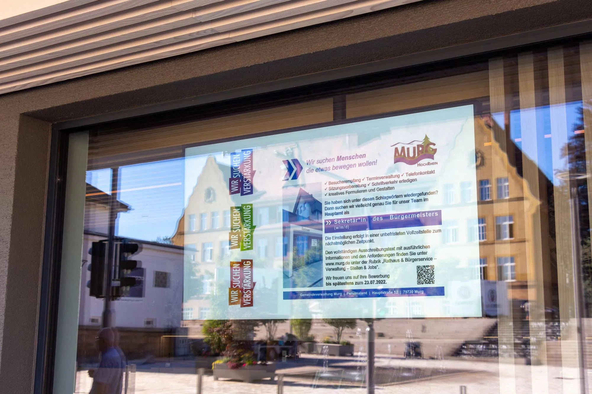 Aushang im Schaufenster der Gemeinde Murg sucht eine Sekretärin oder einen Sekretär des Bürgermeisters mit Aufgaben wie Besucherempfang und Terminverwaltung.