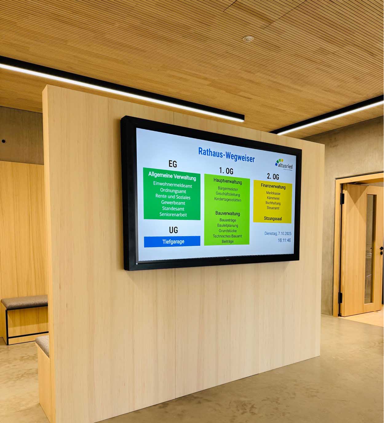 Digitaler Wegweiser im Rathaus mit Angaben zu allgemeinen Verwaltung, Hauptverwaltung, Bauverwaltung, Finanzverwaltung und Tiefgarage.