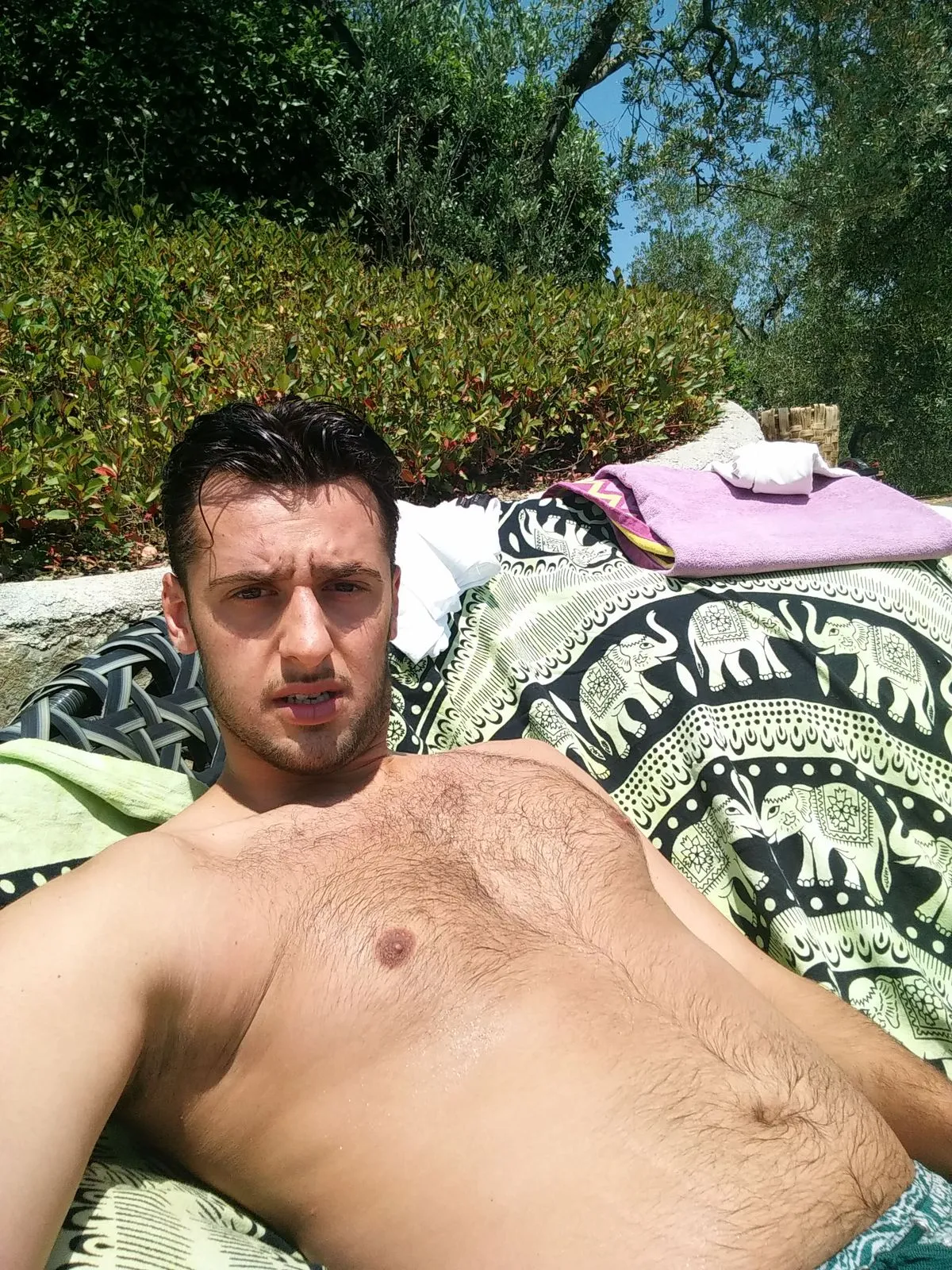 Amar nel 2015, sdraiato a letto