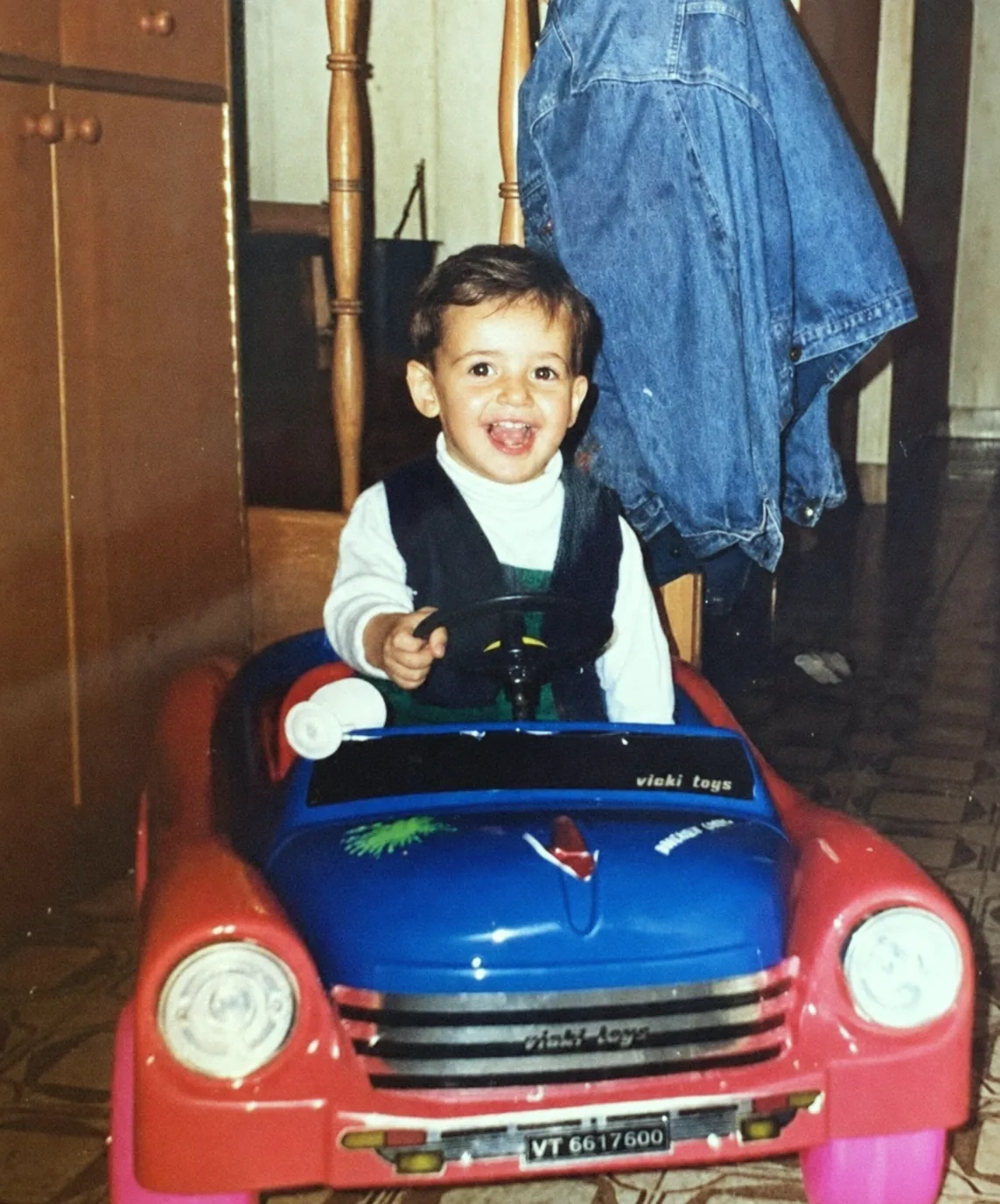 Amar a tre anni a Belgrado, seduto su una macchinina a pedali