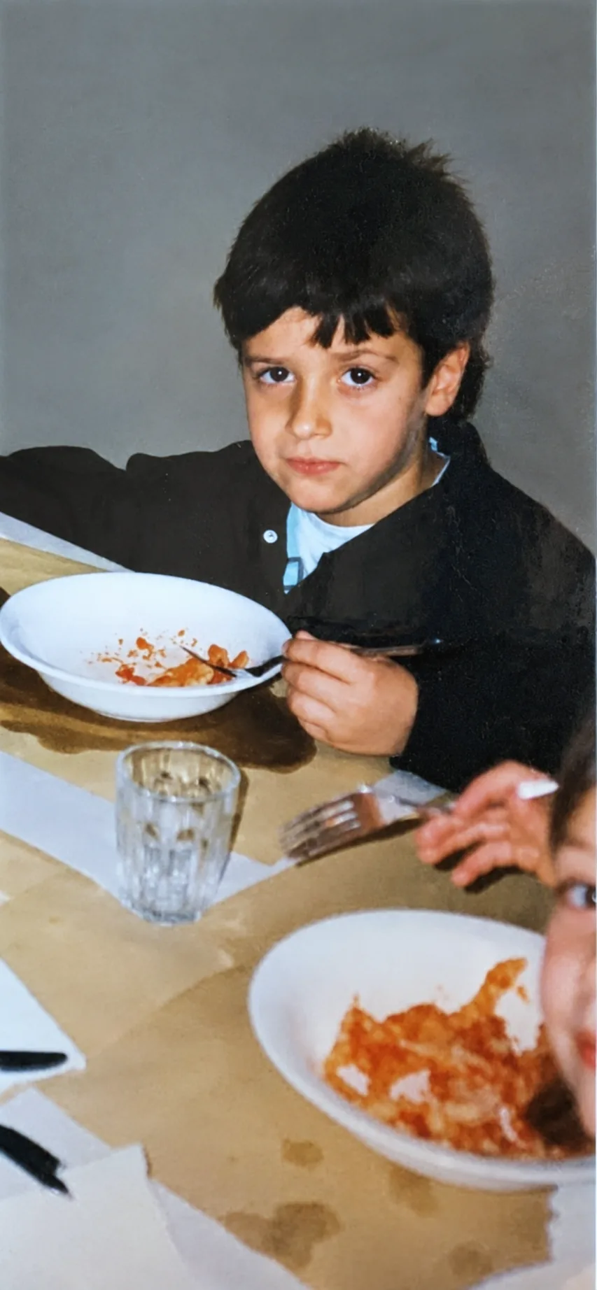 Amar a cinque anni, primo anno di scuola in Italia, seduto a tavola
