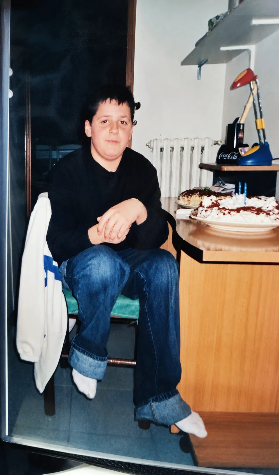 Amar ragazzino, seduto in cucina