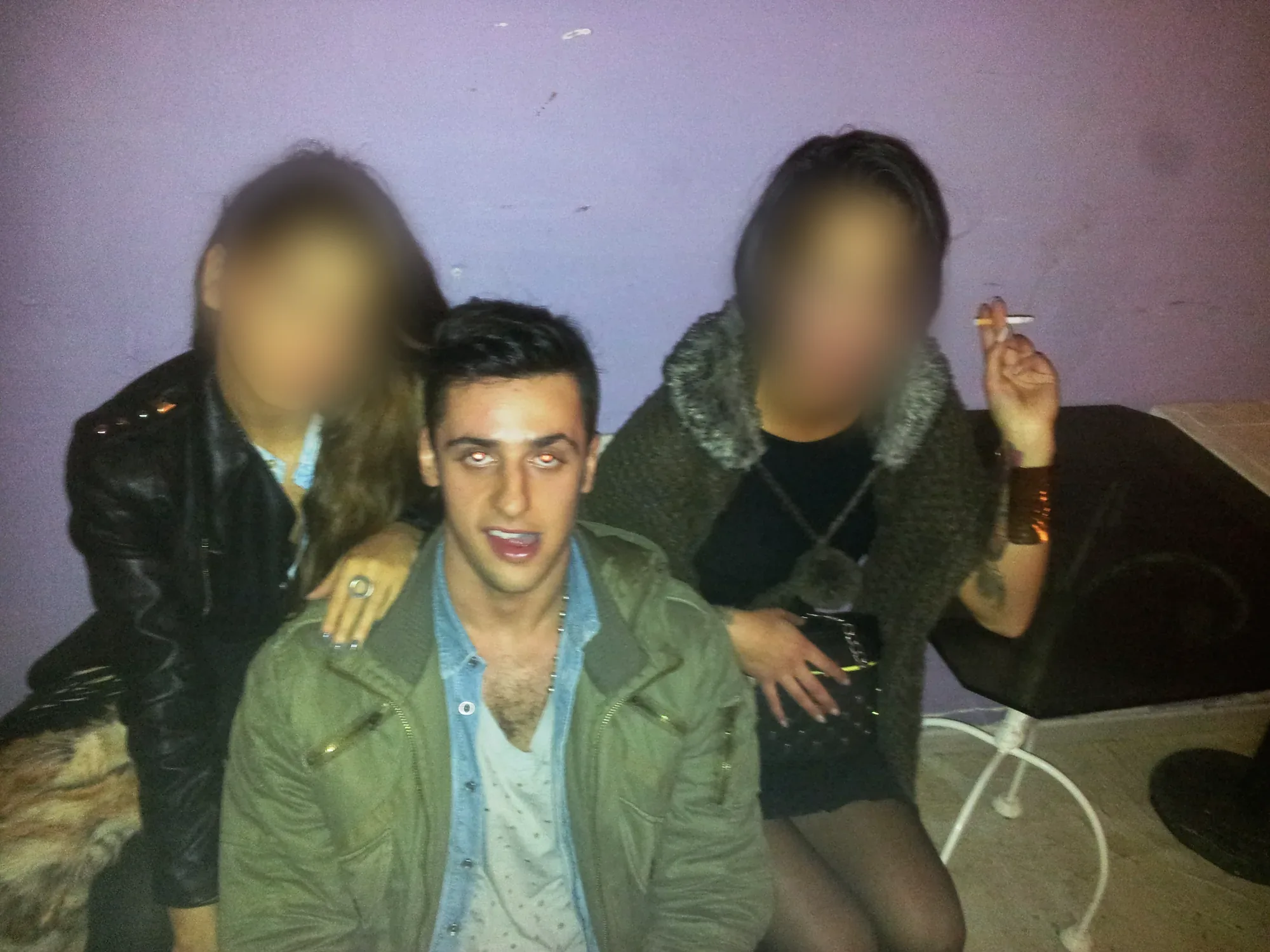 Amar a una festa nel 2012, i volti delle altre persone sono oscurati