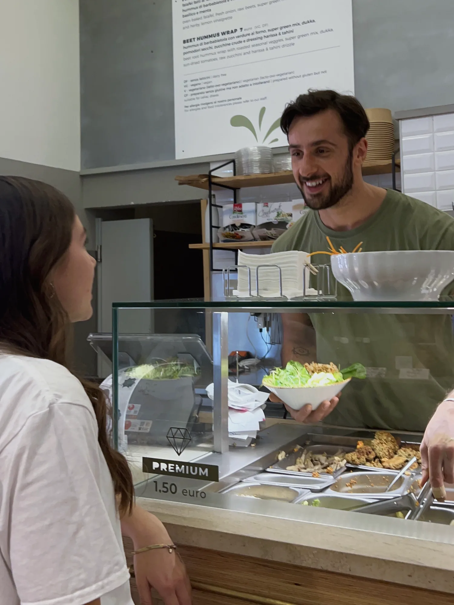 Amar dietro il bancone di un ristorante, dicembre 2022