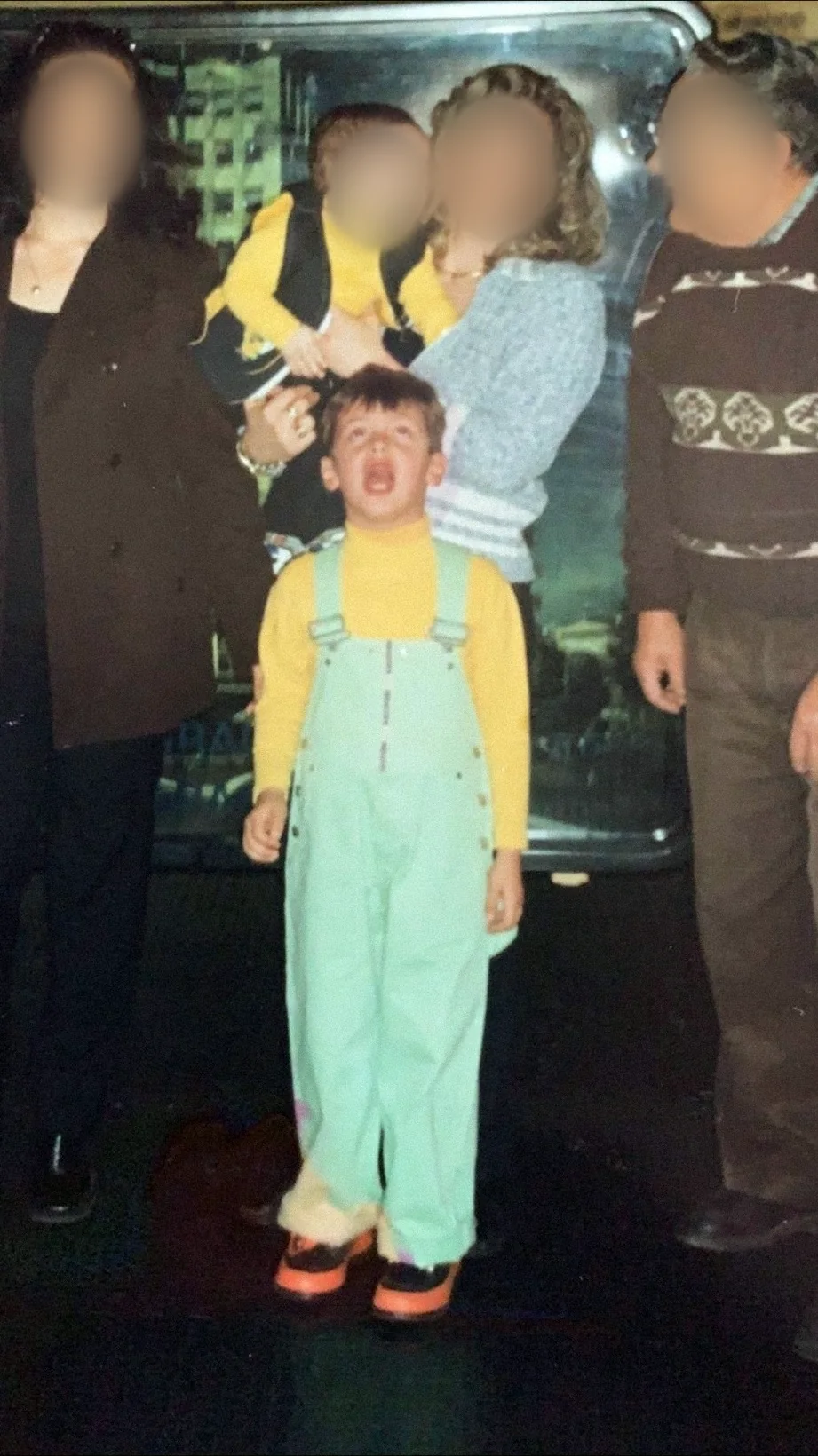 Amar bambino all'aeroporto di Belgrado nel giugno 1997, il giorno della partenza per l'Italia, i volti degli adulti sono oscurati