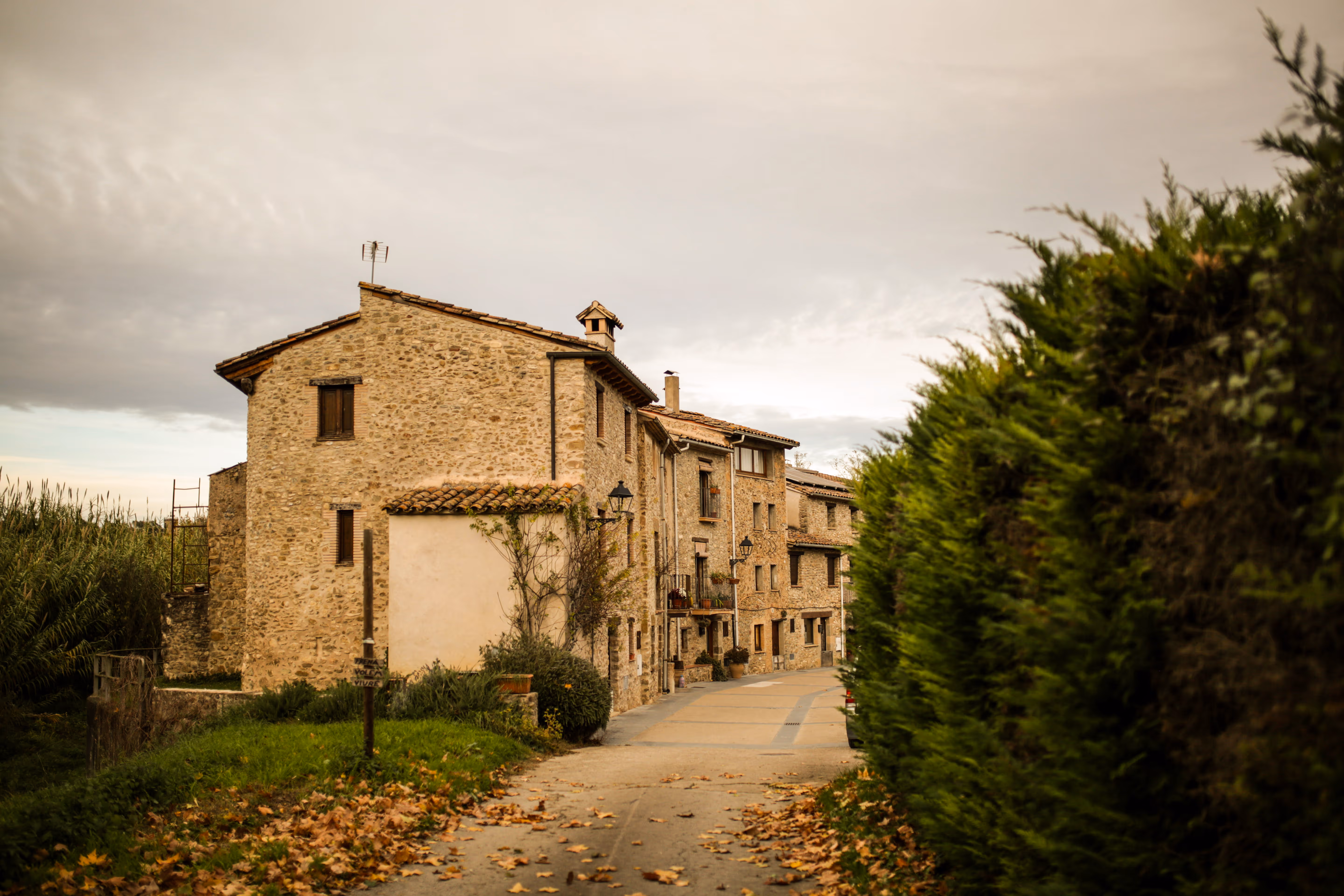 Imagen del lateral del edificio desde el fondo de la calle que da a la plazuela.