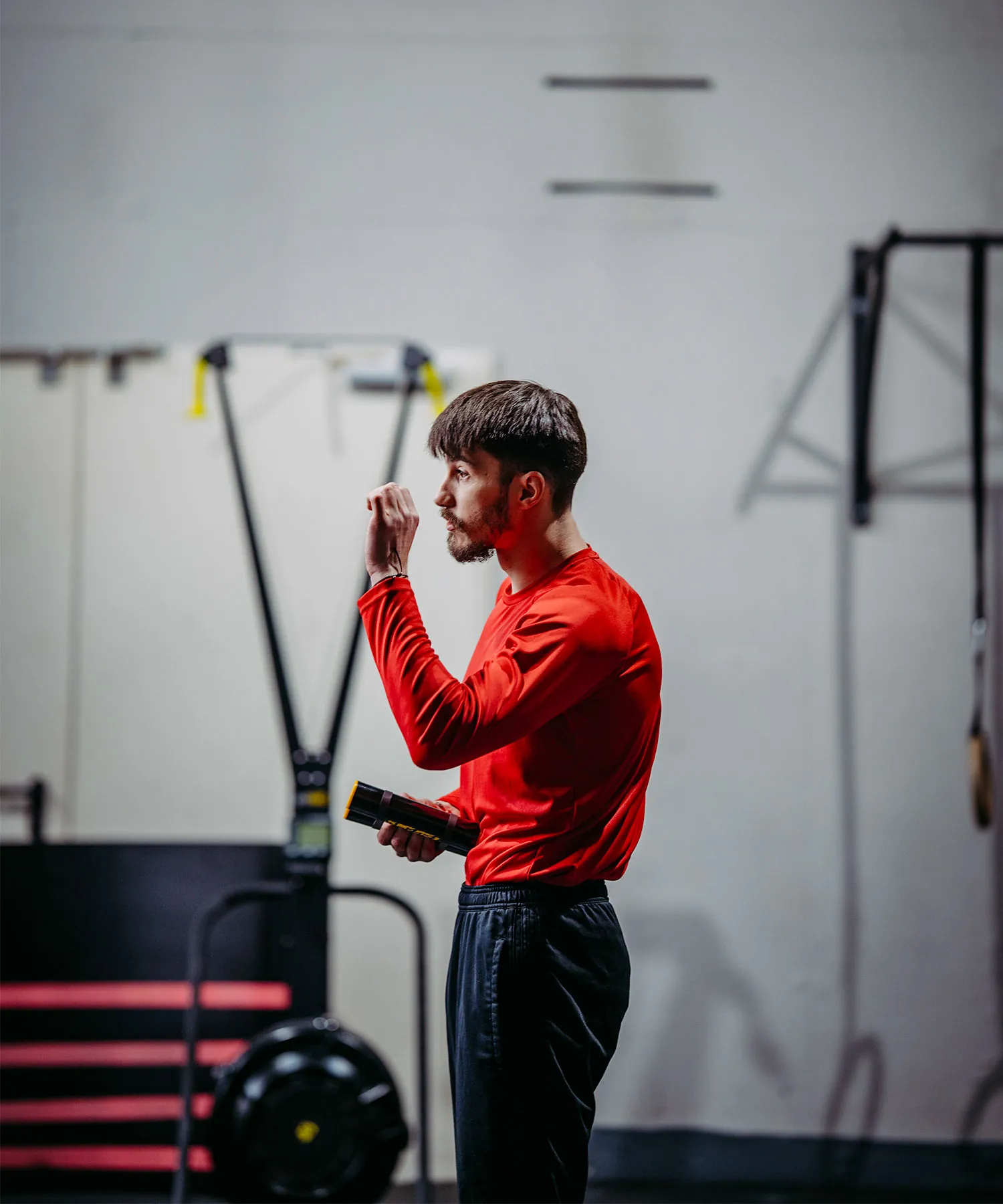 Mark Stettinger erklärt in einem Poolz Athletics Kurs die richtige Anwendung der Rip Sticks für effektives Schultertraining.