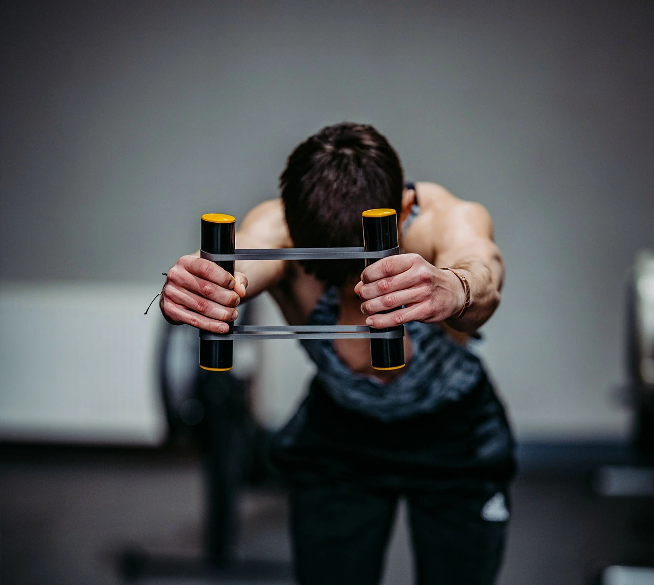 Mark Stettinger demonstriert das Rip Sticks Training von Poolz Athletics – gezielte Schulterübungen für Kraft, Stabilität und Beweglichkeit