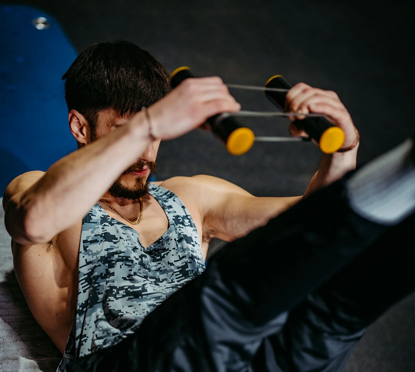 Mark Stettinger demonstriert das Rip Sticks Training von Poolz Athletics – gezielte Schulterübungen für Kraft, Stabilität und Beweglichkeit.