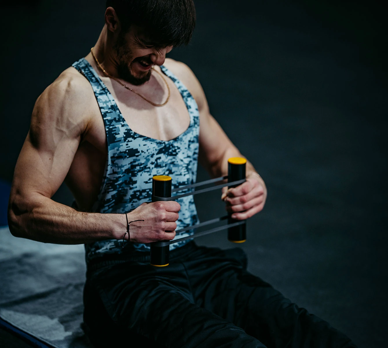 Mark Stettinger demonstriert das Rip Sticks Training von Poolz Athletics – gezielte Schulterübungen für Kraft, Stabilität und Beweglichkeit