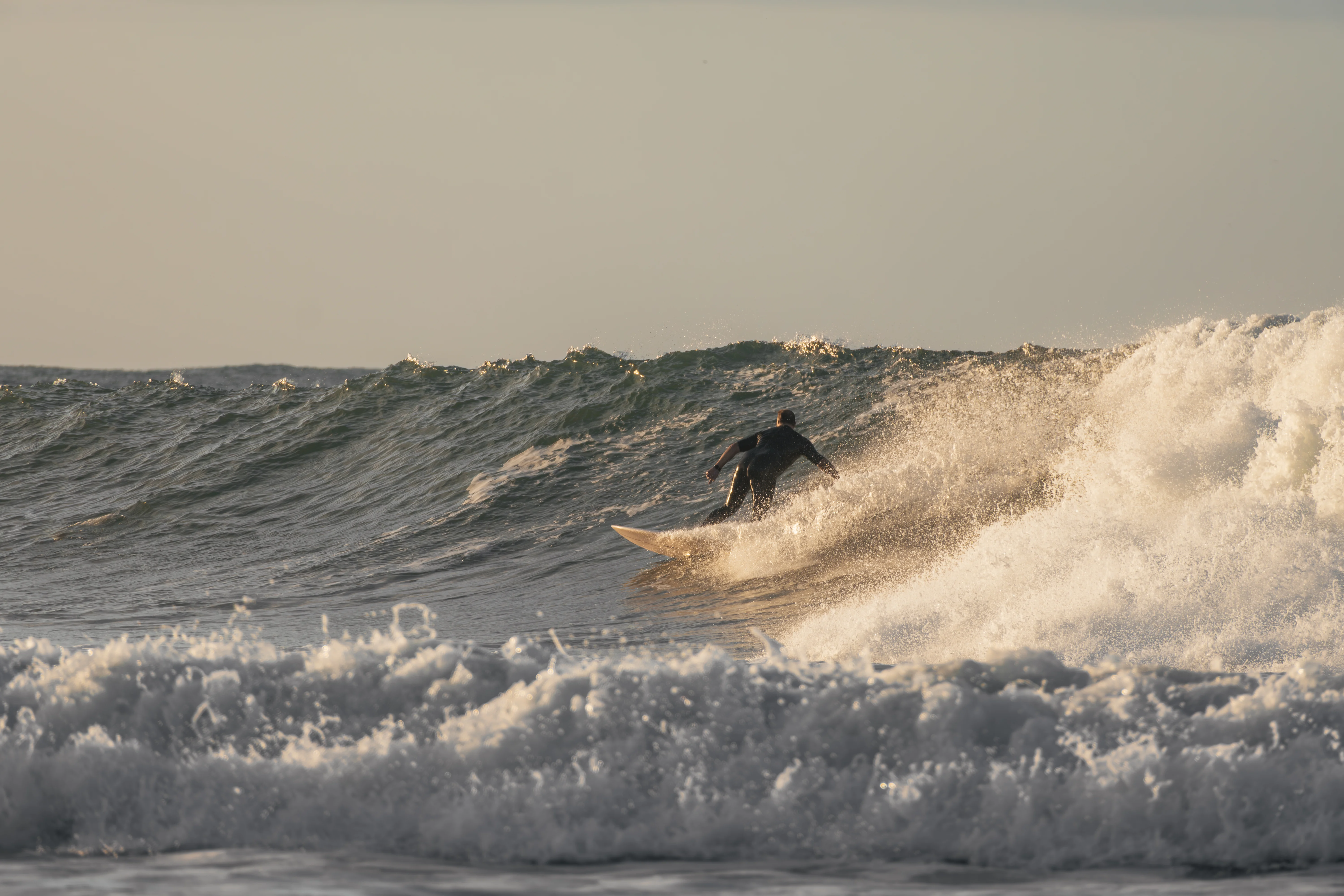 Surfista en una ola del Pacífico cerca de Todos Santos, Baja California Sur