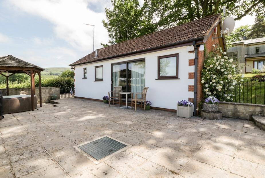 Charming countryside cottage with outdoor patio and garden