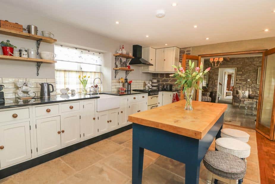 Cottage kitchen with central island and farmhouse sink