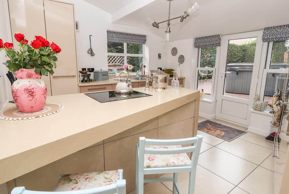 Cottage kitchen with central island and induction hob