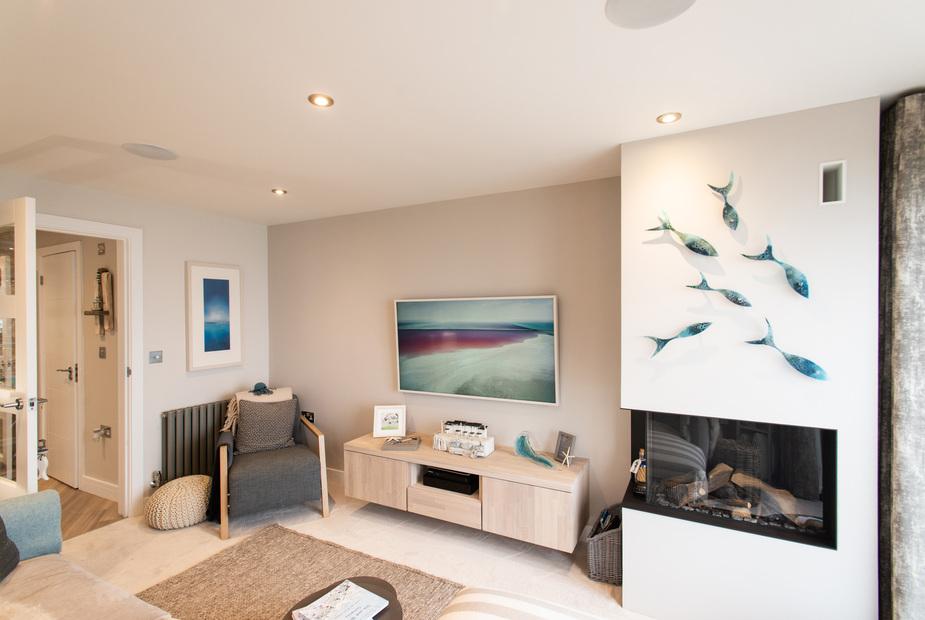 Cottage living room with wall-mounted fireplace and fish decorations