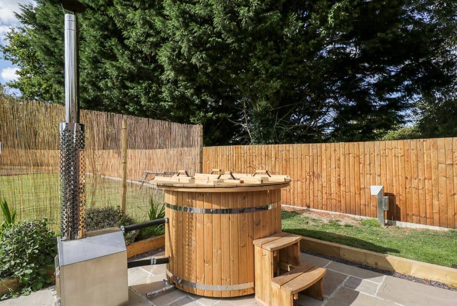 Garden with wooden hot tub and steps