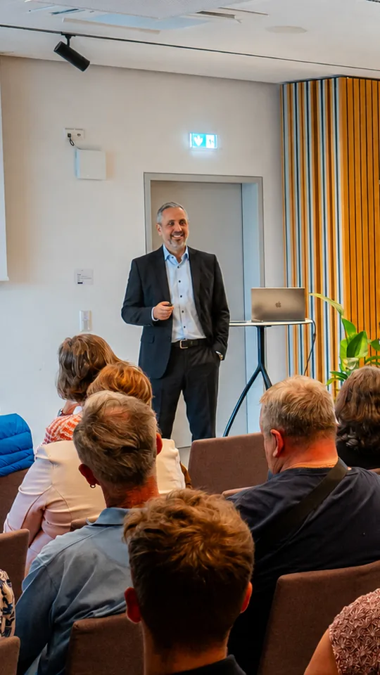 Infoveranstaltung für Eigentümer: Makler beim Vortrag vor Publikum