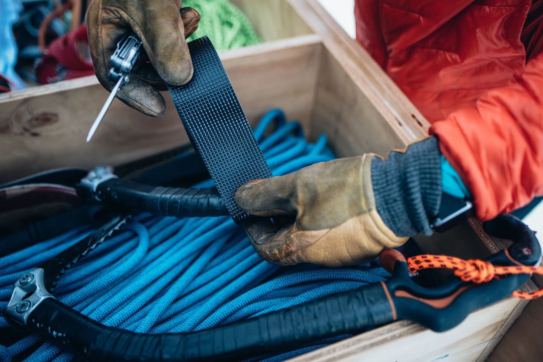 CatTongue Grips used by a construction worker.