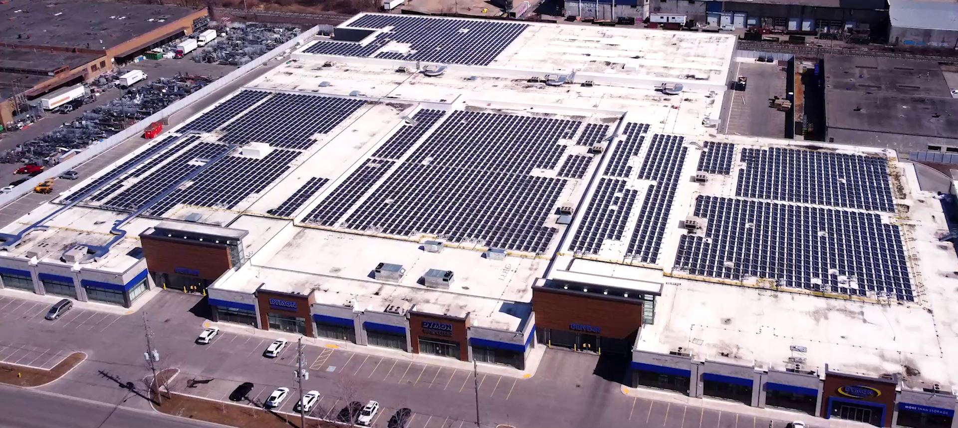 image of staff consulting a customer (for an automotive service)