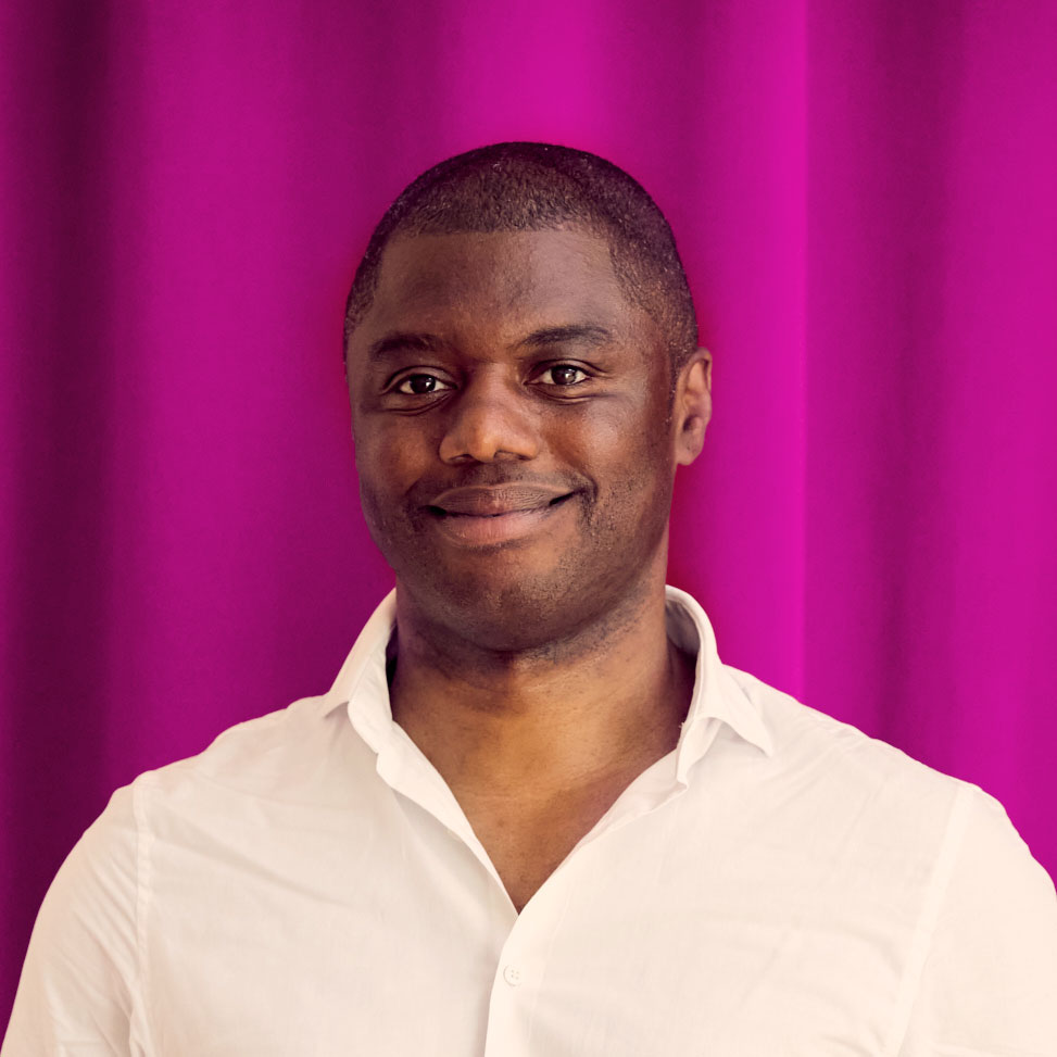 Autor José Londji, lächelnd