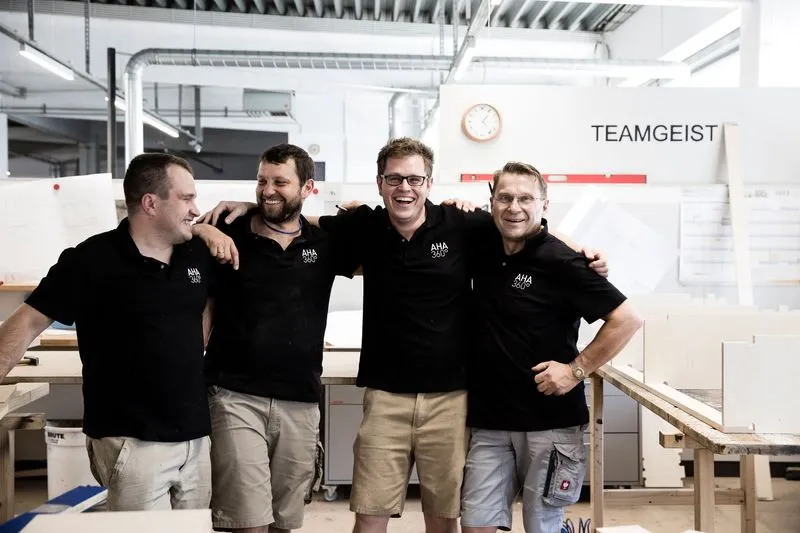 team arbeitet gemeinsam an Projekt mit Holz in Schreinerei