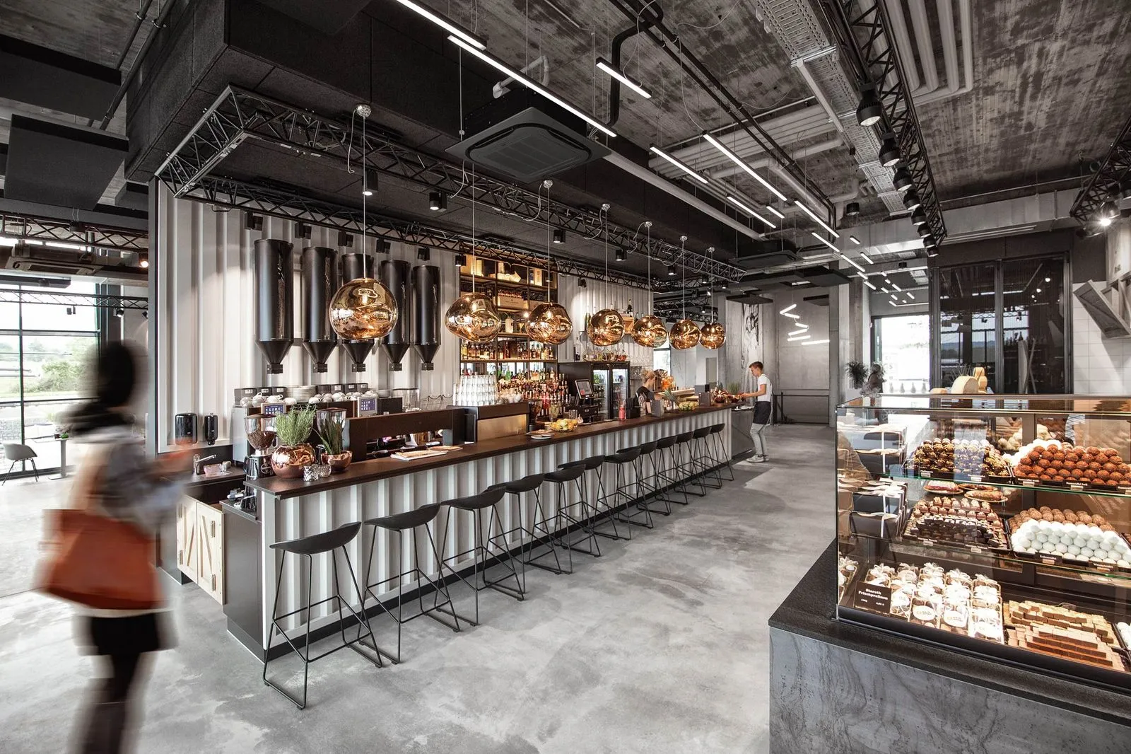 Frau laueft in Eventraum Bäckerei