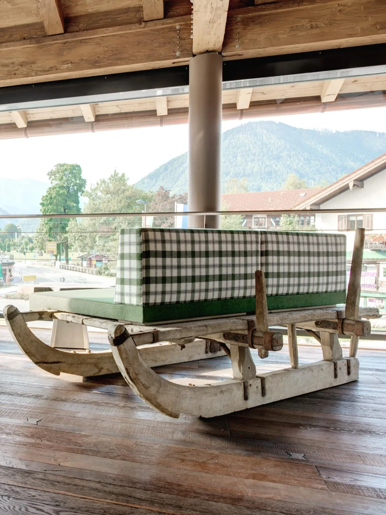 Sitzbank mit traumhaftem Bergausblick