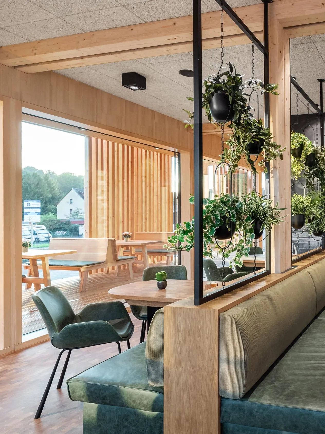 Holzfassade einer freistehenden Bäckereifiliale