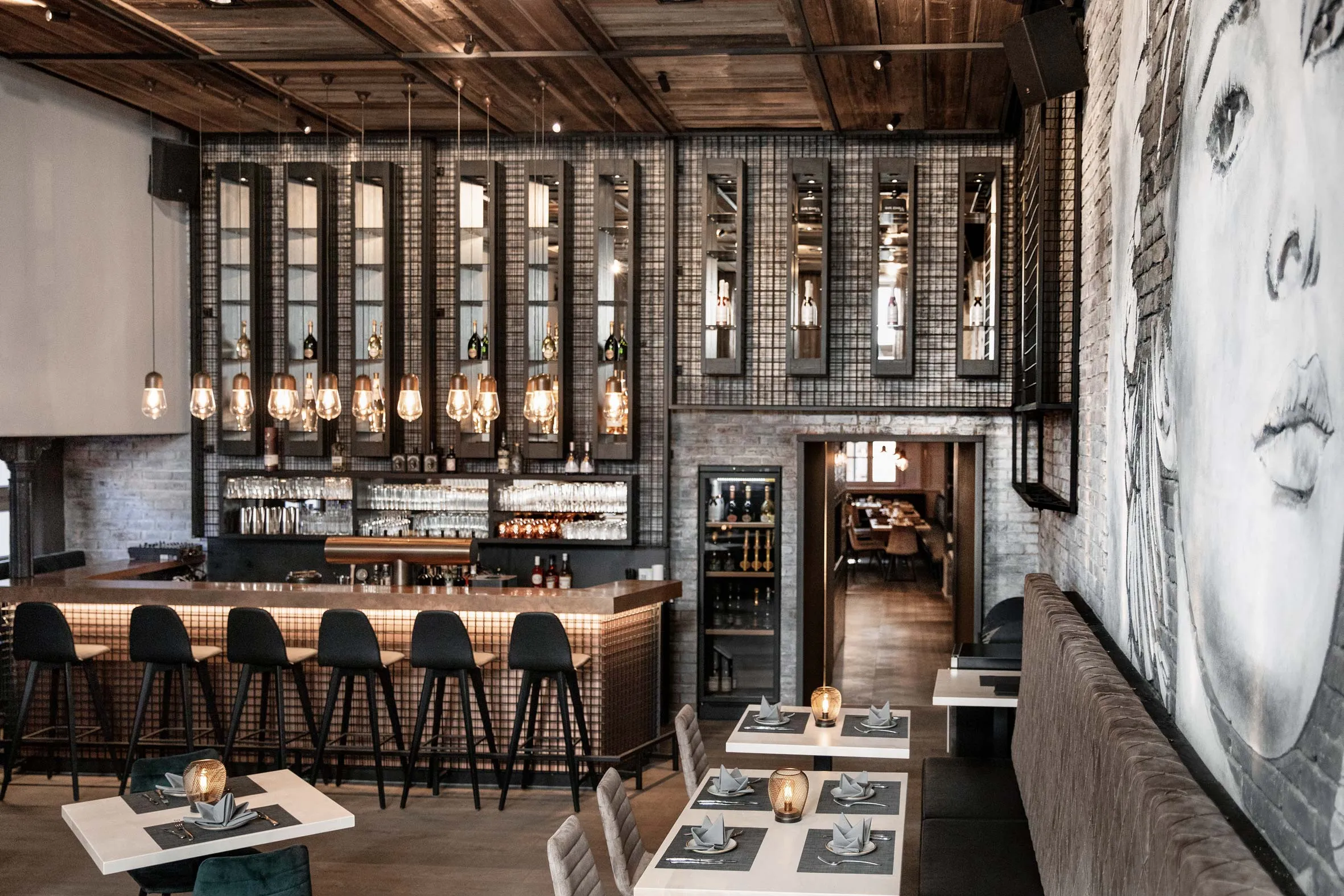 Gastronomie mit Bar und Wandgemälde