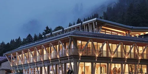 Hotelaußenansicht mit Infinitypool Balderschwang