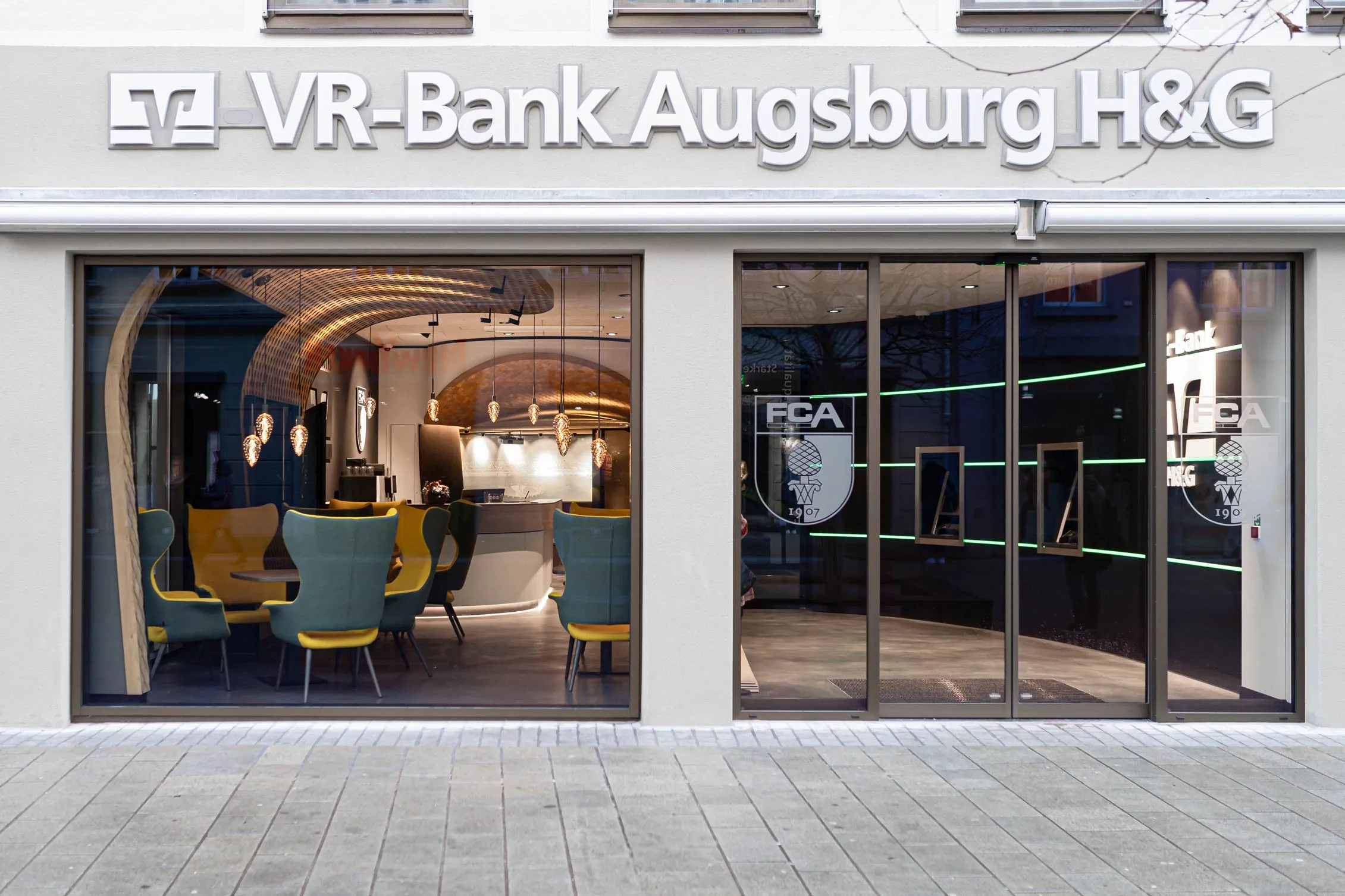 Bank mit Showroom und offenem Eingangsbereich mitten in der Fußgängerzone
