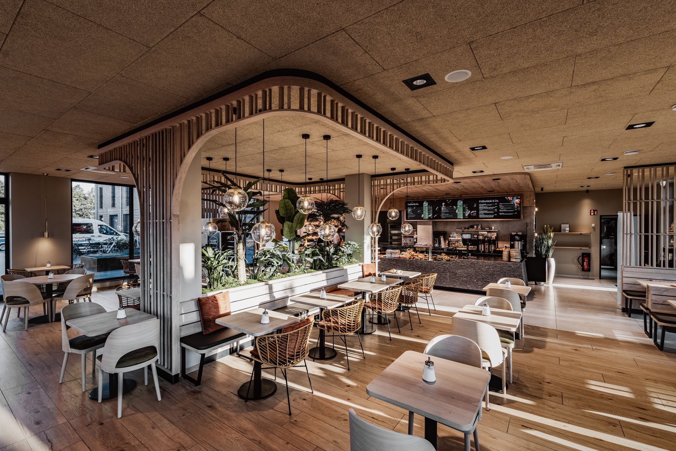 Sitzbereich im modernen Design mit Blick auf Theke