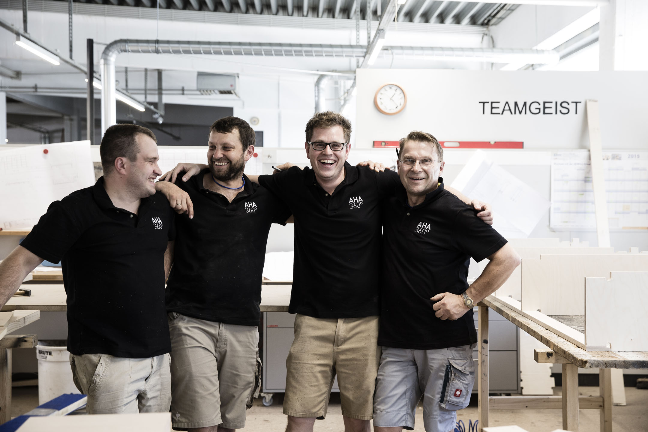 team arbeitet gemeinsam an Projekt mit Holz in Schreinerei