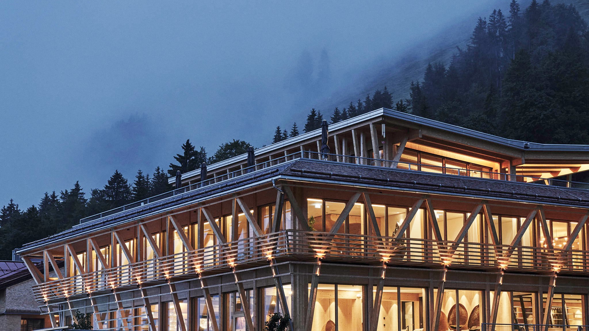 Hotelaußenansicht mit Infinitypool Balderschwang