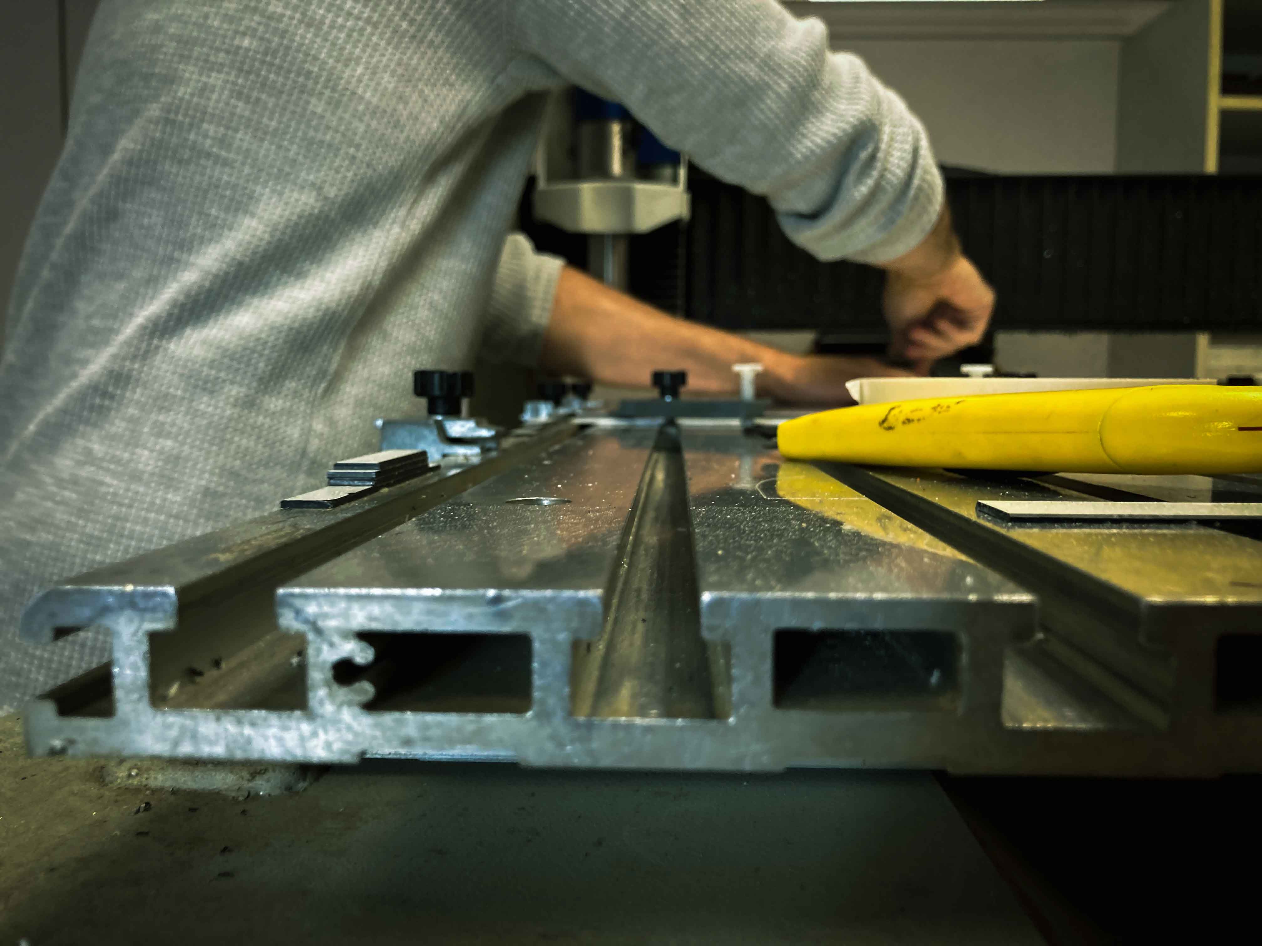 Rail métallique en atelier – fabrication signalétique industrielle