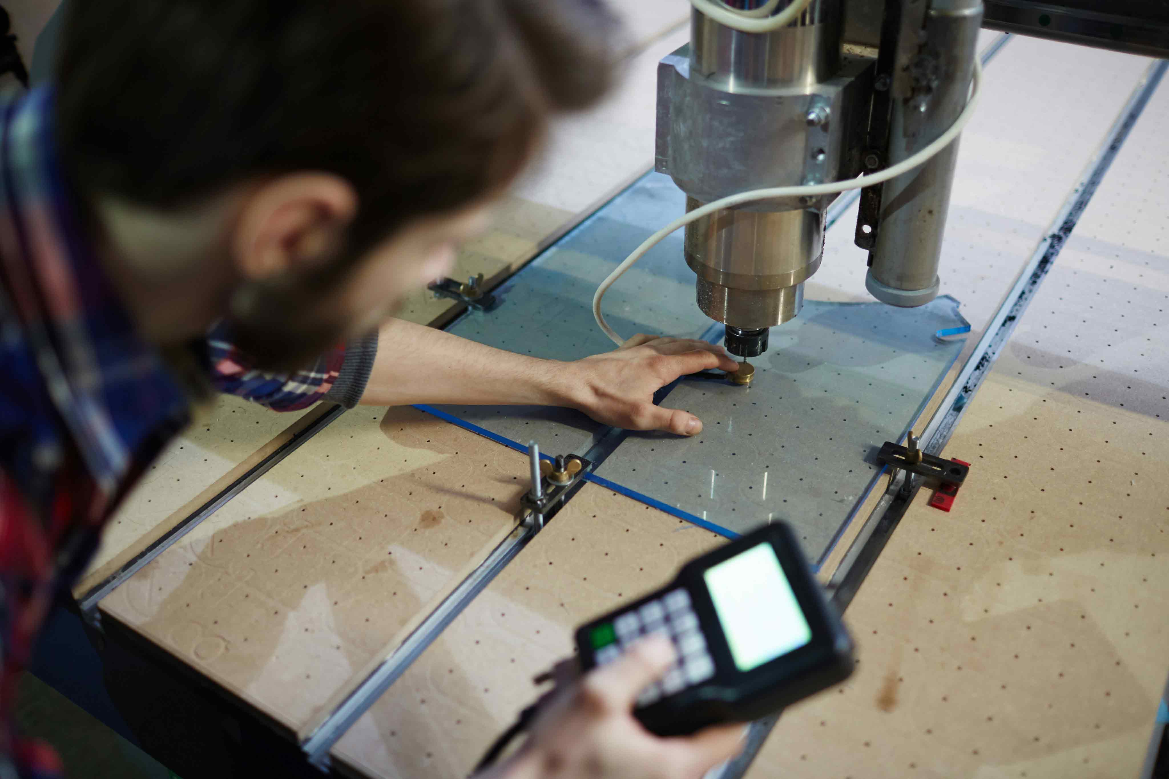 Photo d'une personne en train de faire de la gravure