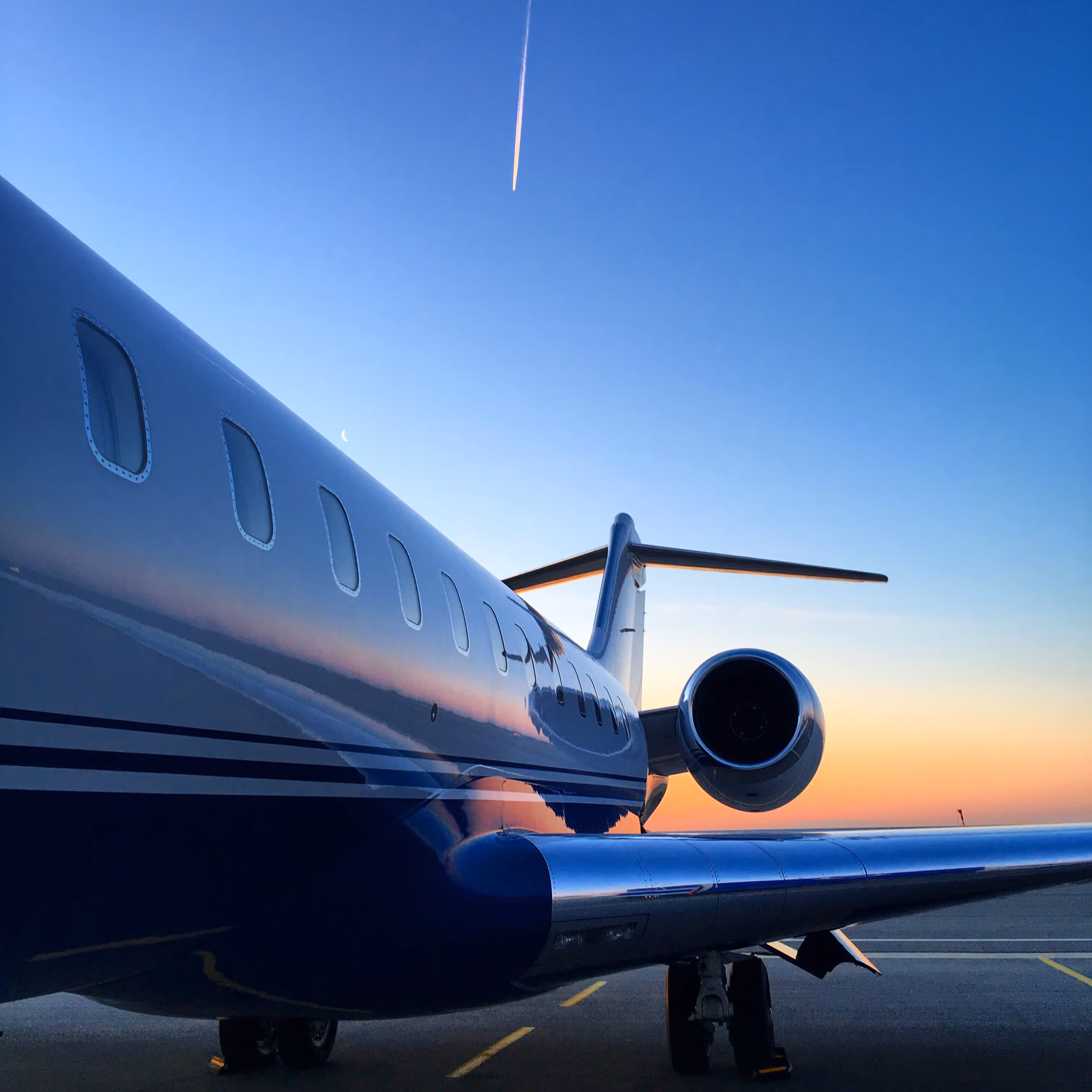 Avion sur piste au coucher du soleil – signalétique technique aéronautique HD Signalétique