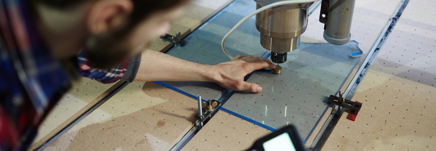 Opérateur utilisant une machine CNC – expertise gravure industrielle HD Signalétique