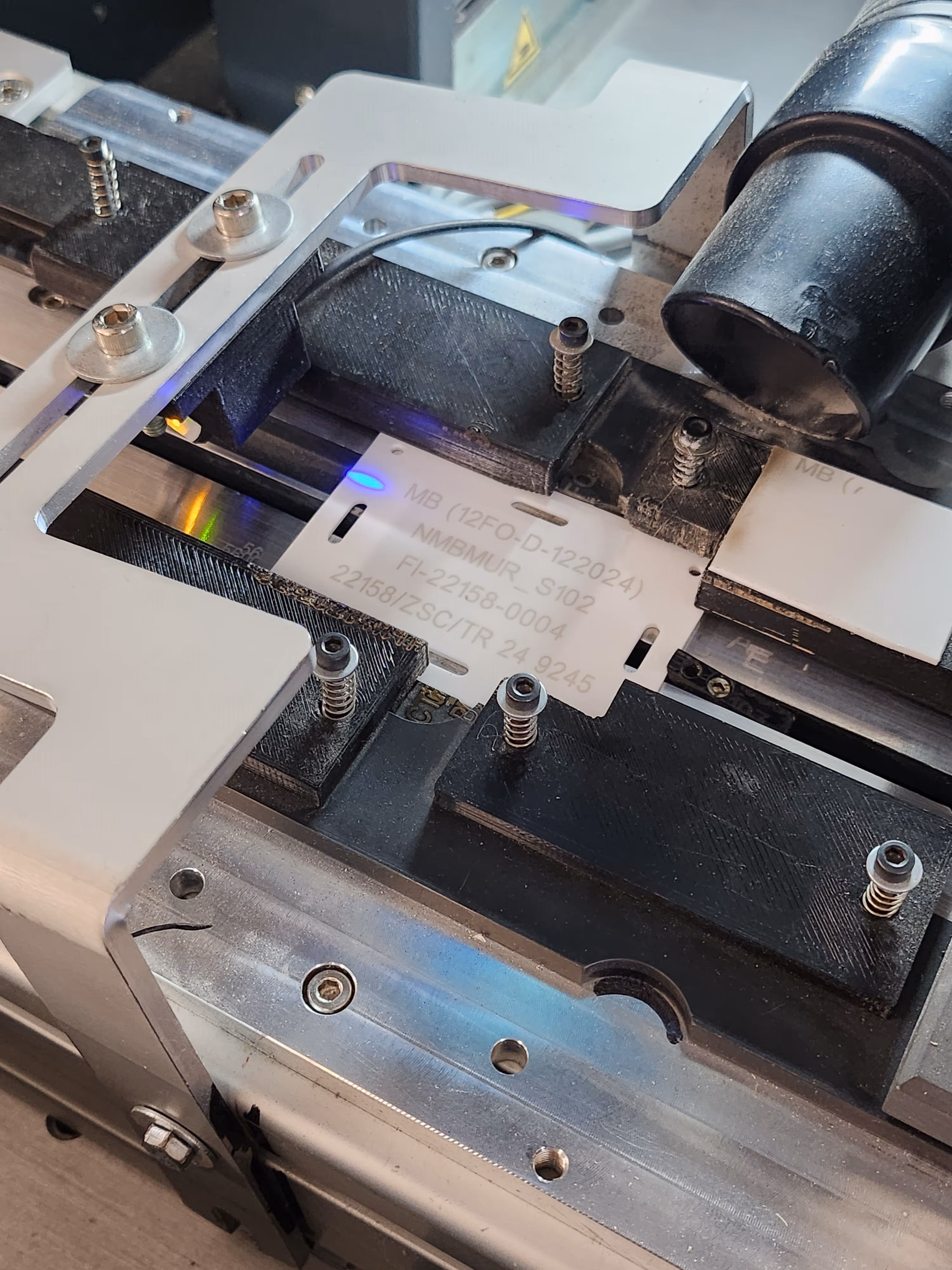 Machine industrielle imprimant plaques signalétiques