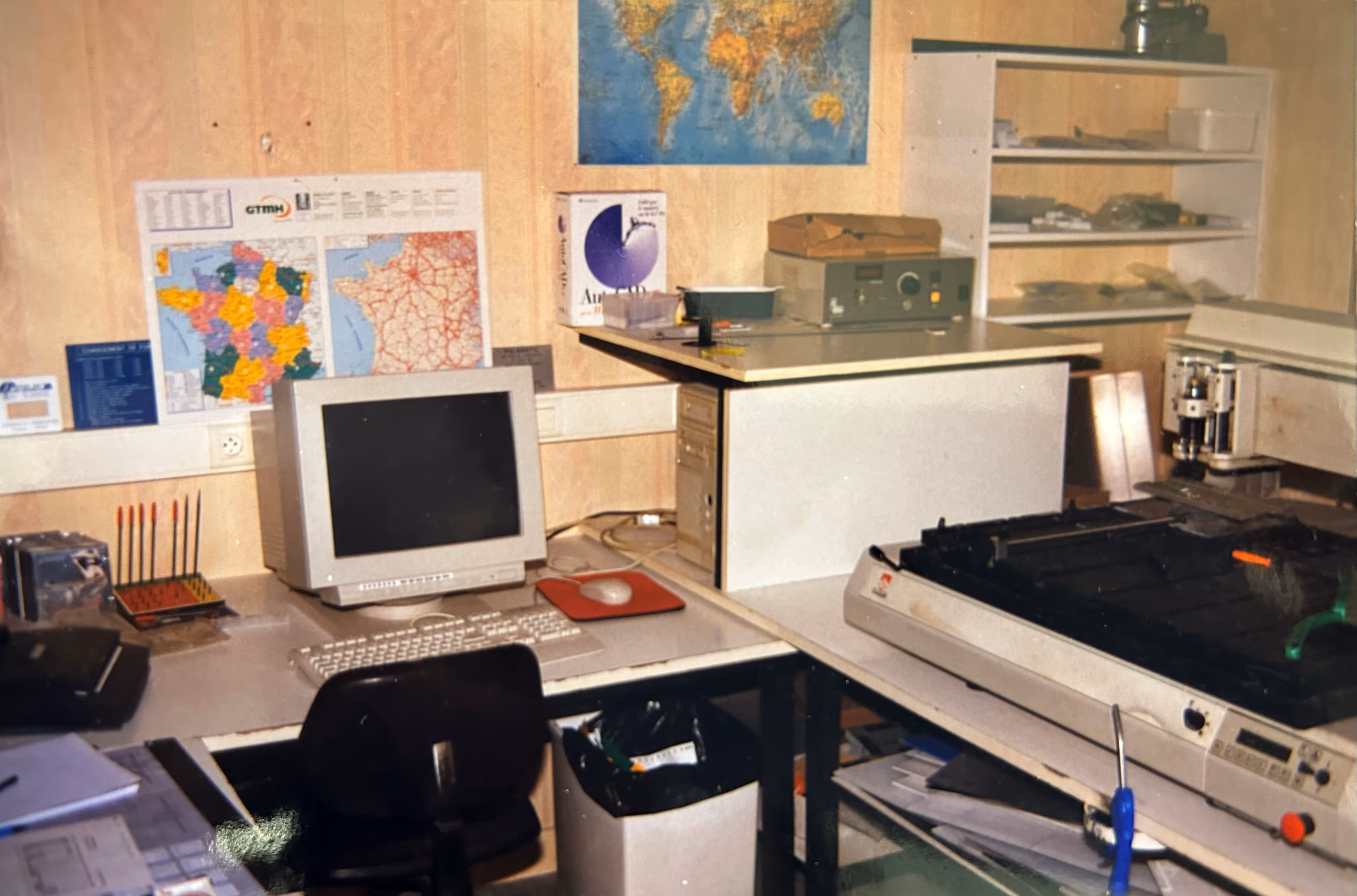 Atelier de création signalétique – poste informatique et matériel années 1990