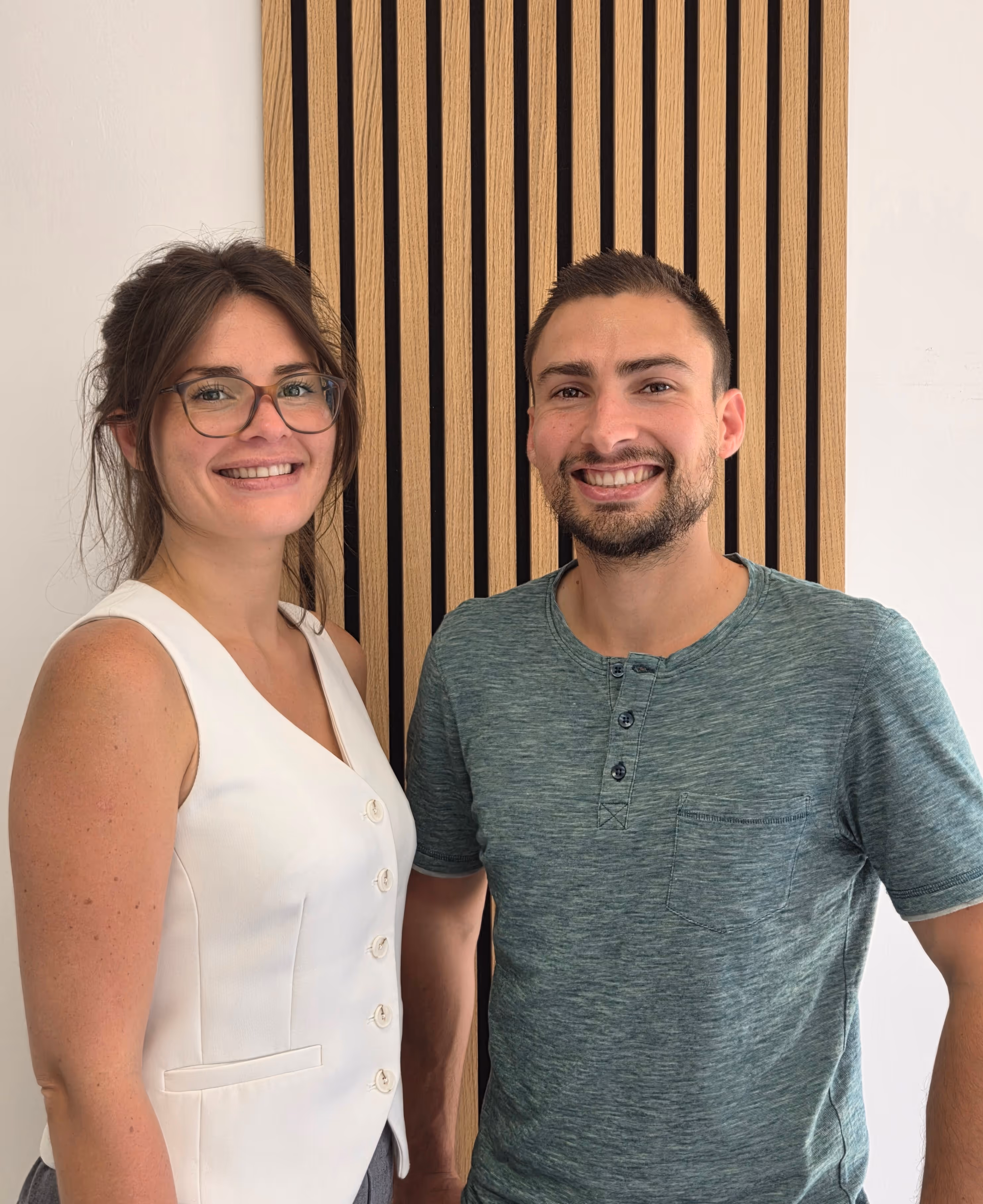 Photo de Harmonie et Dylan Hamon qui se tiennent à côté de l'un et de l'autre en souriant. 