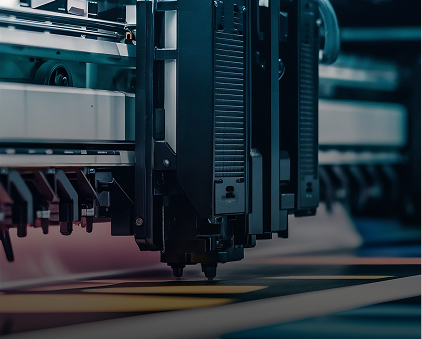 Machine d’impression industrielle grand format en fonctionnement – expertise impression HD Signalétique