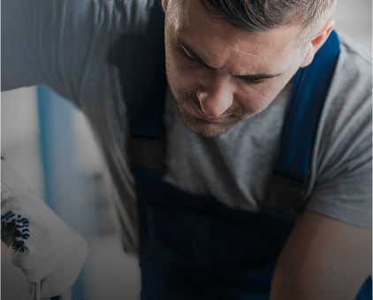 Technicien ajustant une pièce – service sur mesure HD Signalétique