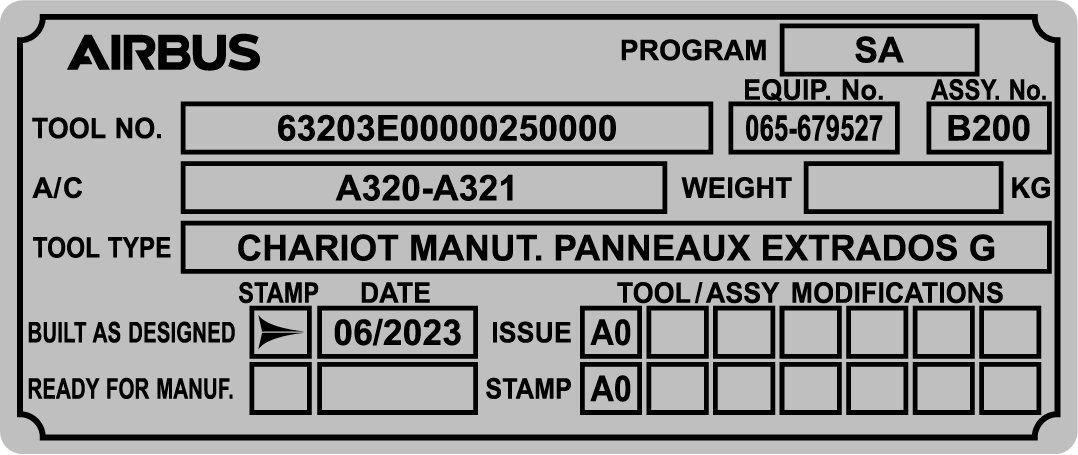 Plaque constructeur grise Airbus avec inscriptions techniques : numéro d’outil 63203E00000250000, programme SA, équipement 065-679527, assy B200, avion A320-A321, type d’outil "Chariot manut. panneaux extrados G", date 06/2023, issue A0, zones de tampons et modifications.