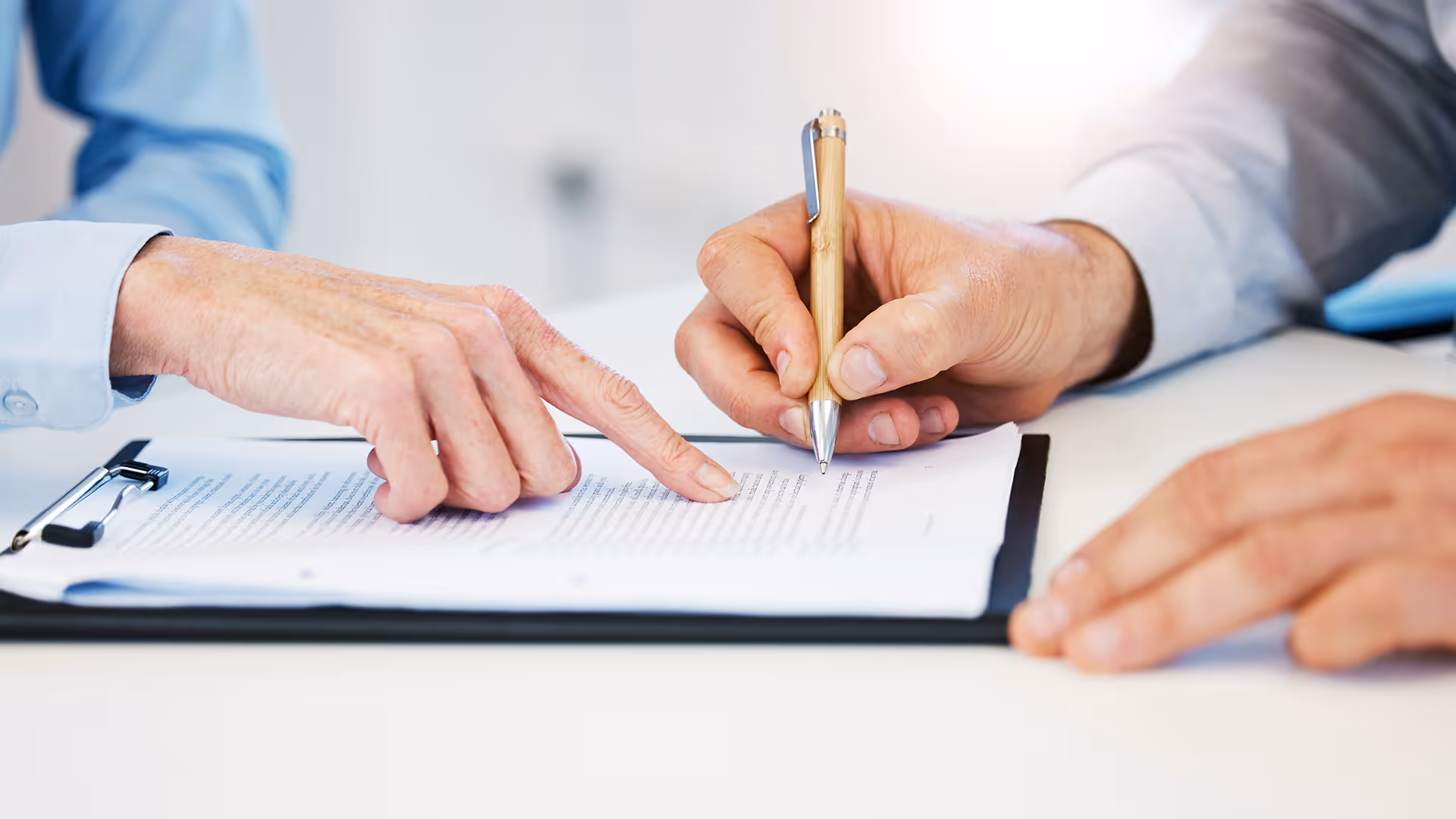 Signing a supplier failure insurance agreement
